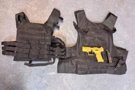 Zwei beschlagnahmte Schusswaffen und Schutzwesten, von der Bundespolizei im Bahnhof Gelsenkirchen gefunden.