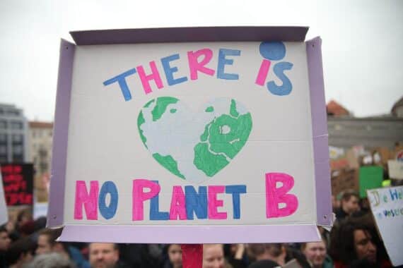 Fridays-for-Future-Protest mit demonstrierenden Menschen, Schildern und einem starken Appell für Klimaschutz.