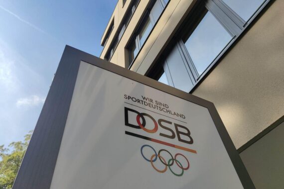Deutscher Sportler bei Olympischen Spielen, Medaillen, Teamgeist, Reformen, Sportförderung, Wettkampf.