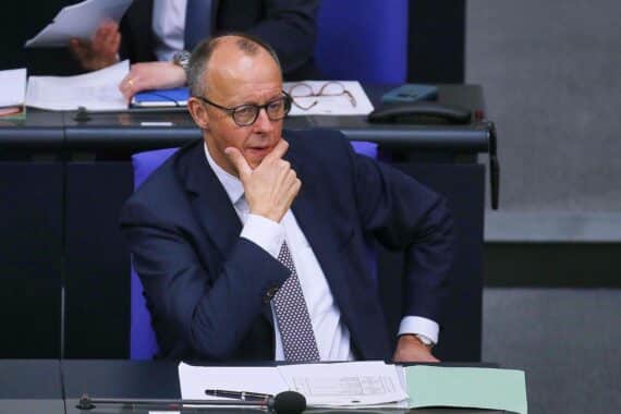 Friedrich Merz diskutiert Sicherheitslage im Bundeskanzleramt mit Fachministern und europäischen Partnern.