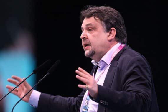 Dennis Radtke spricht gegen Grüne-Kritik, betont Zusammenarbeit und Grenzen zu Rechtsaußen.