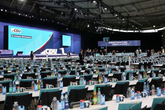CDU-Bundesparteitag in Stuttgart: Merz eröffnet Debatten über wirtschaftliche Stärke und soziale Themen.