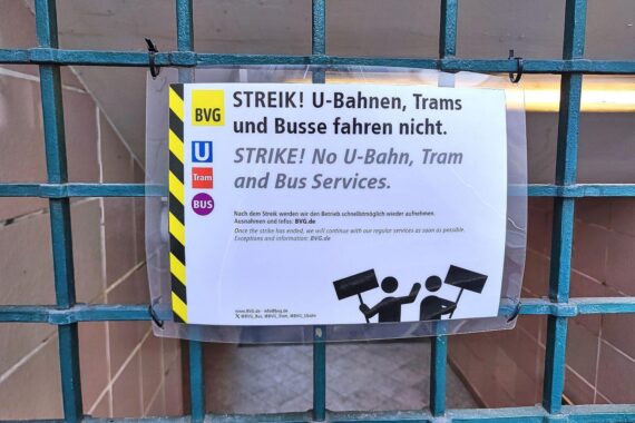 Streik bei Berliner Verkehrsbetrieben während Bundesliga, zorniger Politiker kritisiert Auswirkungen auf Fans.
