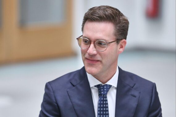 Manuel Hagel fordert längere Arbeitszeiten und Rentenreform, um Deutschlands Wirtschaft zu stärken.