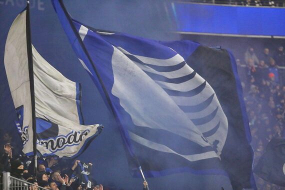 Atalanta-Fans feuern ihre Mannschaft an, während sie auf Bayern München im Achtelfinale warten.