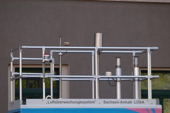 Luftmessstation zur Überwachung gesunkener CO2-Emissionen in Sachsen-Anhalt 2023.