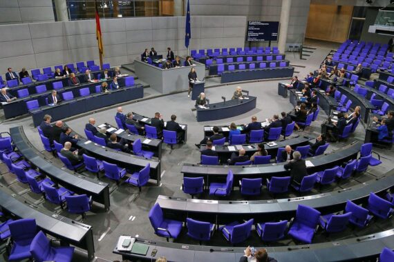 Bundestagssitzung: Diskussion über Wahlrechtsreform und Geschlechterparität zwischen CSU und SPD.