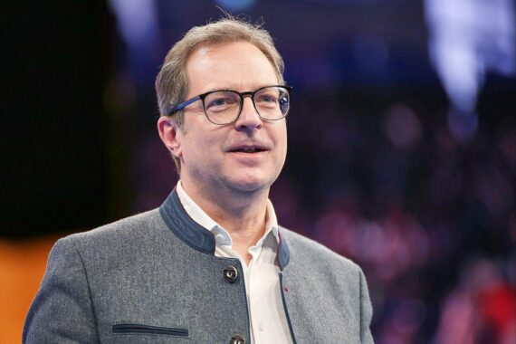 Martin Huber diskutiert Verteidigungsbündnis und Investitionen in Wirtschaft und Militär.