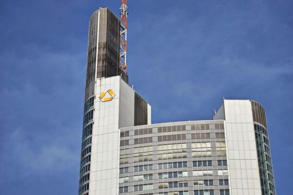 Commerzbank-Tower in Frankfurt, symbolisiert die Unabhängigkeit der Bank im Übernahmekampf.