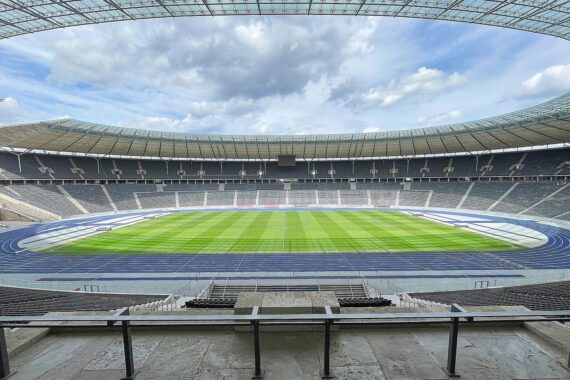 Olympiastadion in Berlin, symbolisiert Tradition und Emotion des DFB-Pokalfinales bis 2030.