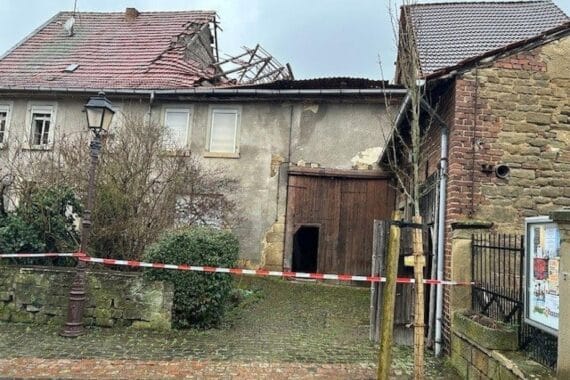 Einsturz einer Scheune in Obermoschel, Feuerwehr sichert Gegend, keine Verletzten, Anwohner schockiert.