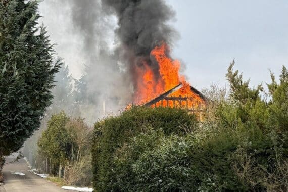 Dachstuhlbrand in Detmold: Feuerwehrkämpft mit Wasserwerfer gegen Flammen in Wohnhaus.