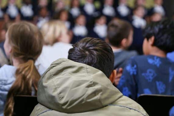 Kinder lernen über Datenschutz und Künstliche Intelligenz in einer Schulklasse.