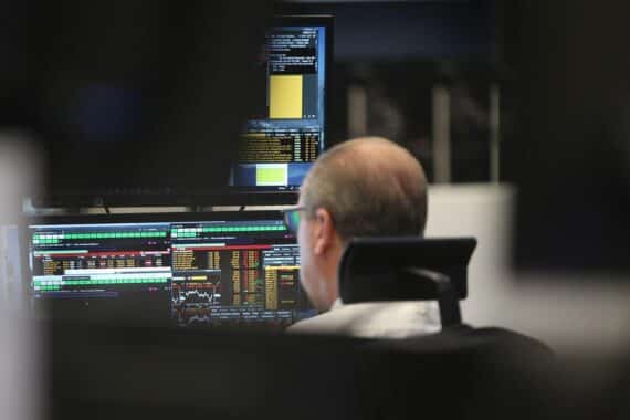 Frankfurter Börse mit Dax-Index und Kursverläufen, symbolisierend finanzielle Marktentwicklung und Handelsaktivitäten.