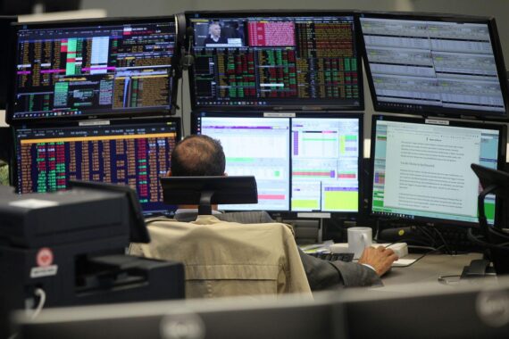 Frankfurter Börse mit Dax-Index, Aktienkurse, und Investoren, die Positionen anpassen.