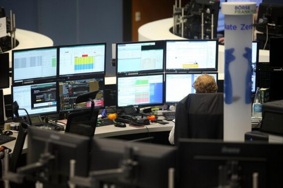 Frankfurter Börse mit Dax-Anstieg, optimistischer Stimmung und schwächerem Euro, Ölpreise fallen.