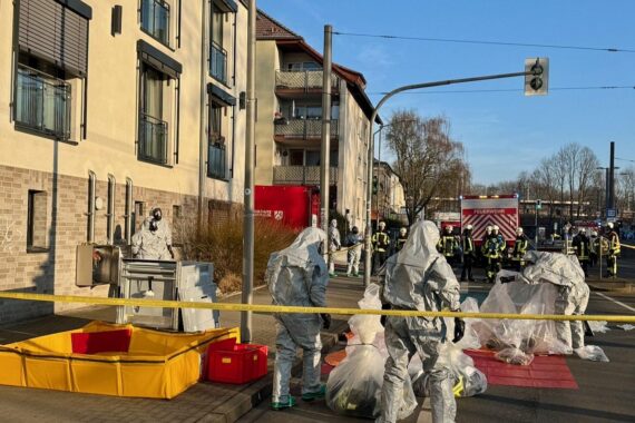 Feuerwehr entfernt defekten Kühlschrank, Sicherheitsmaßnahmen nach Ammoniak-Ausfluss in Seniorenheim.