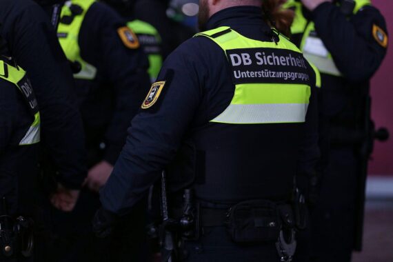 Ein Zugbegleiter mit Bodycam im Einsatz, um Sicherheit und Schutz zu symbolisieren.