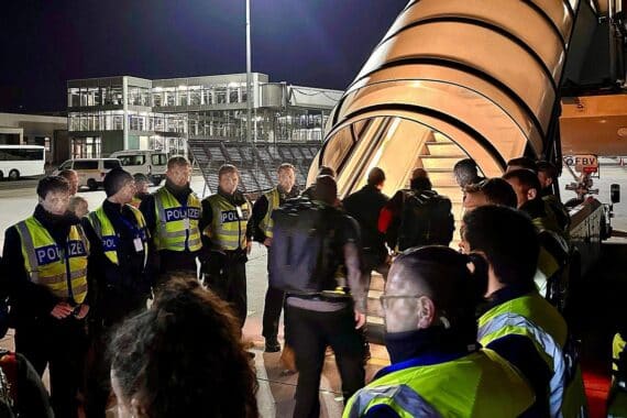Abschiebungsflugzeug mit Bundespolizisten und afghanischen Straftätern auf dem Weg nach Kabul.