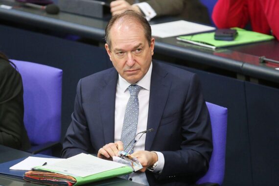 Alexander Dobrindt spricht über die Beobachtung der AfD durch den Verfassungsschutz in Berlin.