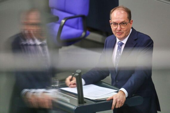 Alexander Dobrindt spricht über Verfassungsschutz und hybride Bedrohungen in Berlin.