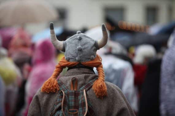 Kinderkarneval in Düsseldorf: Oberbürgermeister überreicht Orden an 3.500 junge Teilnehmer. Feierliche Atmosphäre!
