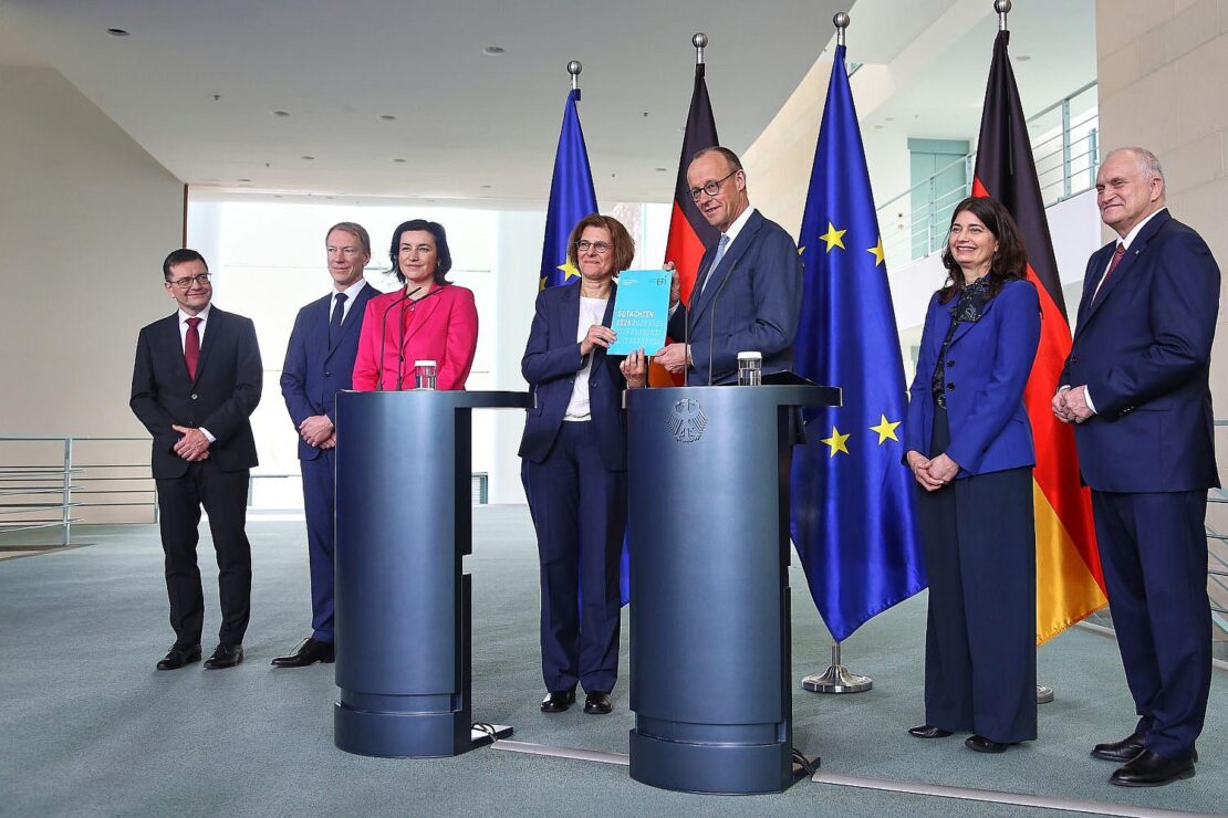 EFI-Gutachten: Expertenkommission übergibt Empfehlungen an Kanzler