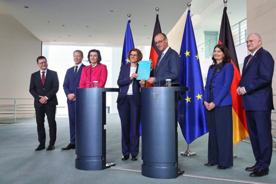 Übergabe des EFI-Gutachtens an Bundeskanzler Merz, Experten diskutieren Innovationsstrategien für Deutschland.