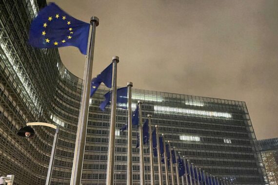 EU-Flagge vor dem EU-Gebäude, symbolisiert den Verteidigungs- und Sicherheitspakt mit Australien.