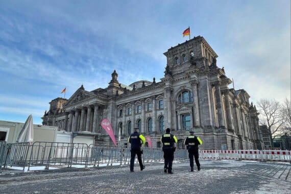 Reichstagsgebäude mit Feuerwehrfahrzeugen nach Gas-Alarm, Einsatzkräfte vor Ort, Entwarnung gegeben.