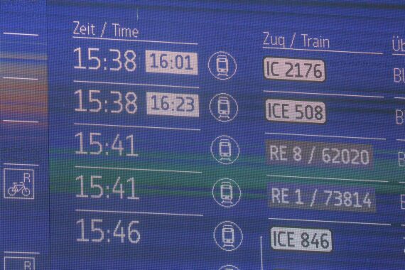 Anzeigetafel der Deutschen Bahn mit Hinweisen zu IT-Störungen und Zugausfällen.