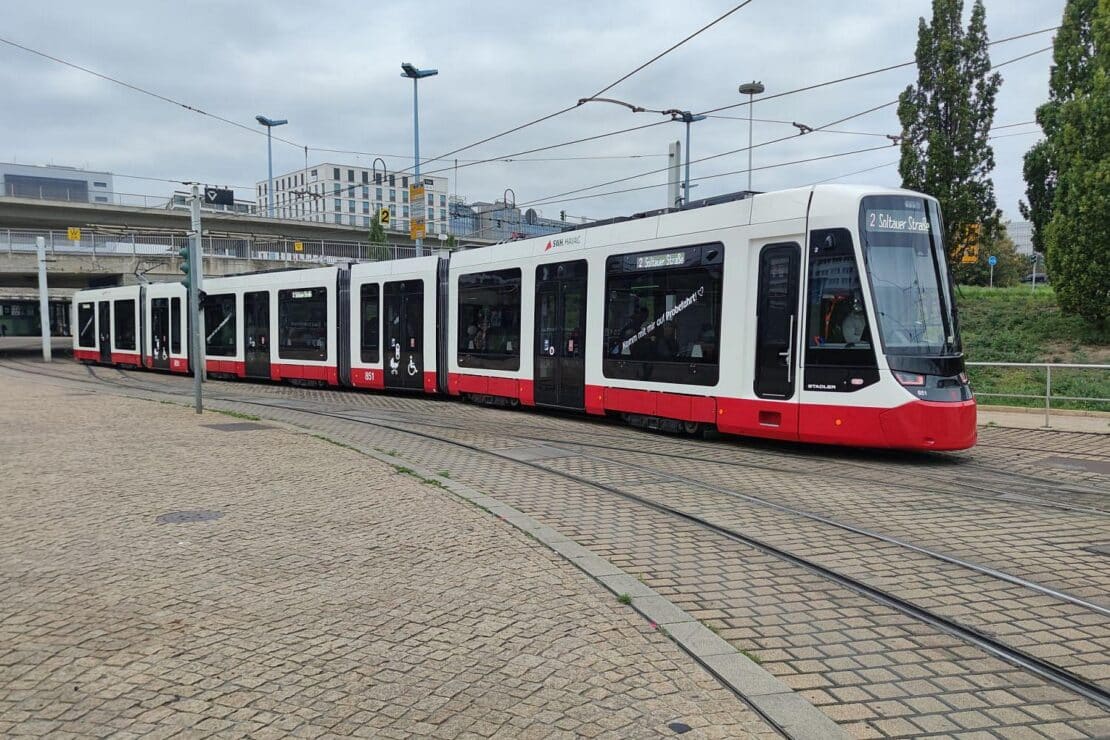 Erste kurze Straßenbahn "Tina" startet Fahrgastbetrieb in Halle