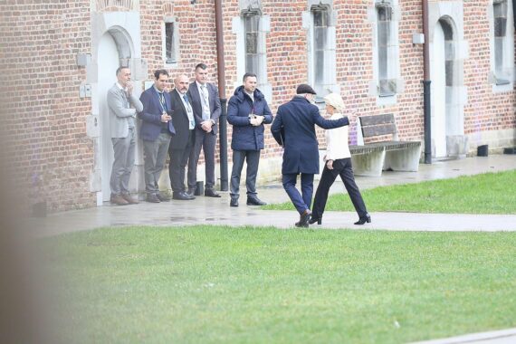 Ursula von der Leyen während einer Sitzung, Hintergrund: EU-Kommission unter Ermittlungen wegen Immobilienverkäufen.