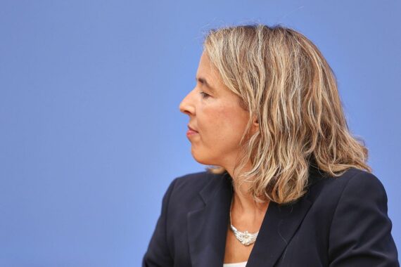 Ulrike Malmendier, Wissenschaftlerin, im Fokus politischer Debatten über Wirtschaftsrat und Veränderungen.