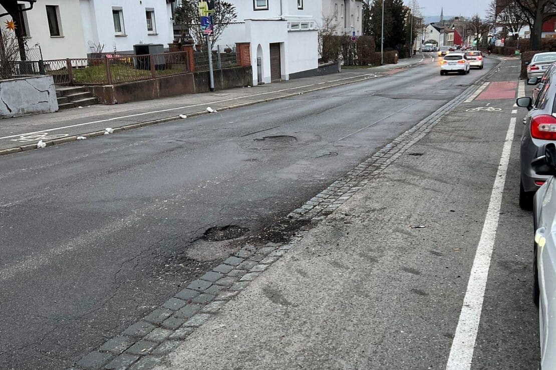 Extreme Schlaglochbildung nach Frostwinter in Bamberg