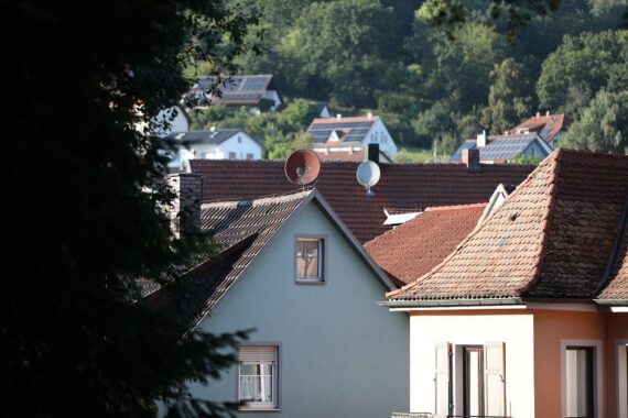 Häuser im Dorf, symbolisieren Förderprogramm für Erstkäufer von Immobilien in Hessen.