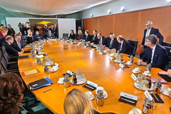 Bundesminister bei Kabinettssitzung, deutsche Bürger bewerten ihre Arbeit überwiegend negativ im Vergleich.