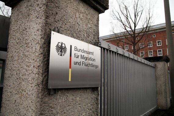 Asylverfahren dauern durchschnittlich 12,2 Monate; Gerichte urteilen schneller. Dringende Reformen nötig!