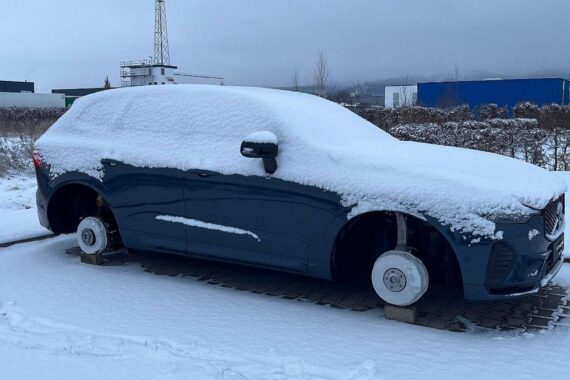 Ein Abgestellter Volvo ohne Felgen, auf Backsteinen, vor einem Autohaus in Lübbecke.