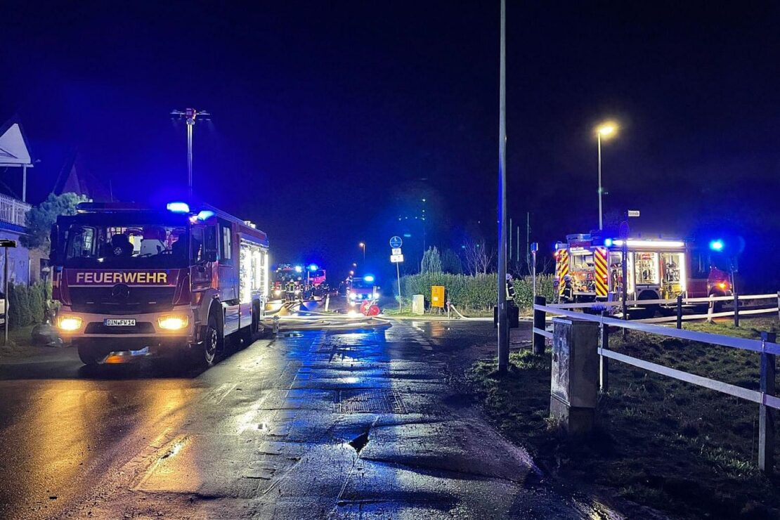 Feuer zerstört zwei Gartenhütten in Dinslaken-Hiesfeld