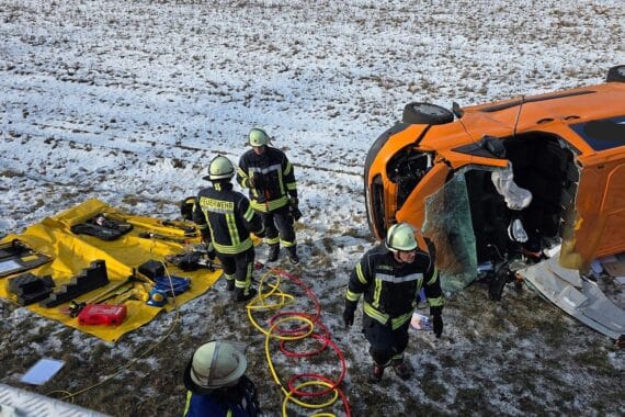 Verkehrsunfall mit eingeklemmtem Fahrer; Feuerwehr bei der Rettung; beschädigte Fahrzeuge.