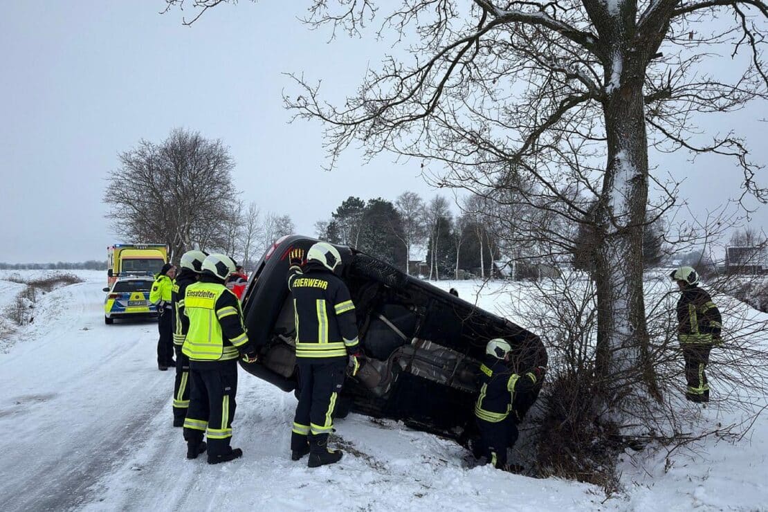 Feuerwehr befreit eingeschlossenen Fahrer nach Unfall bei Aurich