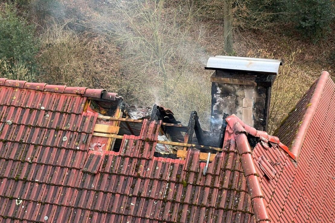 Feuerwehr bekämpft Dachstuhlbrand in Sprockhövel