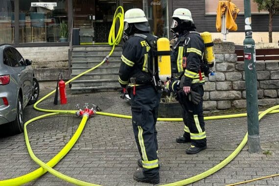 Feuerwehrkräfte löschen Brand in Lüftungsanlage während örtlichem Karnevalszug in Rösrath.