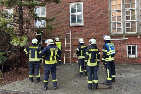 Feuerwehr öffnet Gebäude nach Meldung eines Rauchmelders; kein Feuer gefunden. Sicherheit gewährleistet.