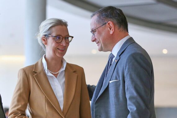 AfD-Anführer Alice Weidel und Tino Chrupalla symbolisieren wachsende Wählergunst und politische Spannungen.
