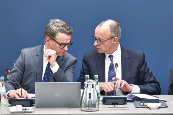 Carsten Linnemann und Friedrich Merz diskutieren politische Entwicklungen und Umfrageergebnisse in Berlin.