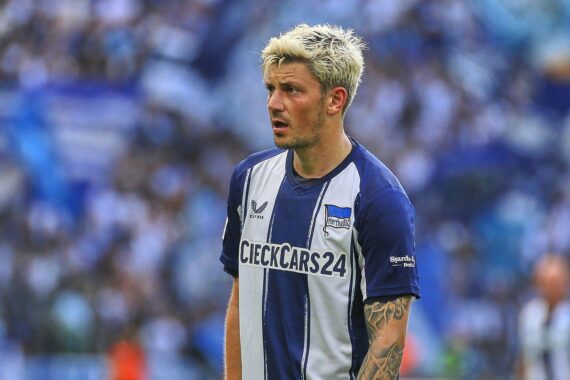 Zwei Fußballmannschaften mit Emotionen, Elfmeterschießen und jubelnde Fans im Stadion.