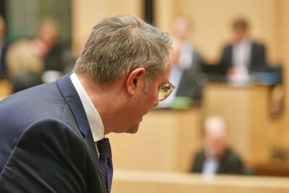 Denis Mukwege und Alexander Schweitzer diskutieren über den Schutz von Frauenrechten in Mainz.