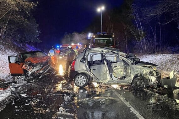 Schwerer Verkehrsunfall mit zwei Fahrzeugen, verletzten Personen und Polizei vor Ort.